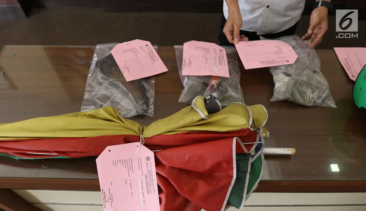 Barang bukti kasus bentrok suporter Persija Jakarta dengan PSM Makassar dihadirkan saat rilis di Polres Jakarta Selatan, Jumat (9/8/2019). Tiga dari delapan tersangka yang diamankan masih di bawah umur. (Liputan6.com/Faizal Fanani)