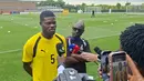 Gelandang andalan Timnas Ghana, Thomas Partey, memberikan keterangan kepada media usai latihan di Bryant University, Rhode Island, Amerika Serikat, Senin (22/6/2026). The Black Stars terus mematangkan persiapan jelang laga Grup L Piala Dunia 2026 melawan Inggris. (KLY Sports/Hery Kurniawan/Adv/Powerade)