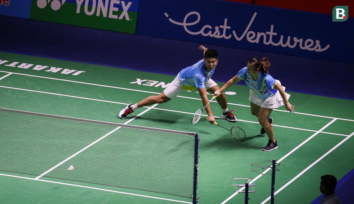 <p>Pebulu tangkis ganda campuran Indonesia, Praveen Jordan/Melati Daeva Oktavianti saat bertanding melawan ganda campuran Skotlandia, Adam Hall/Julie MacPherson pada babak 32 besar Turnamen Bulu Tangkis East Ventures Indonesia Open 2022 di Istora Senayan, Jakarta, Rabu (15/6/2022). Praveen/Melati menang dua game langsung 21-6, 21-18. (Bola.com/Bagaskara Lazuardi)</p>