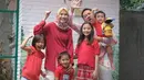 Seperti saat mereka merayakan HUT ke-74 RI, pasangan ini kompak bersama mengunggah foto keluarga di Instagram. Foto itu memperlihatkan Zaskia Adya Mecca, Hanung Bramantyo, dan keempat anak mereka mengenakan baju bernuansa merah putih.(Liputan6.com/IG/zaskiadyamecca)