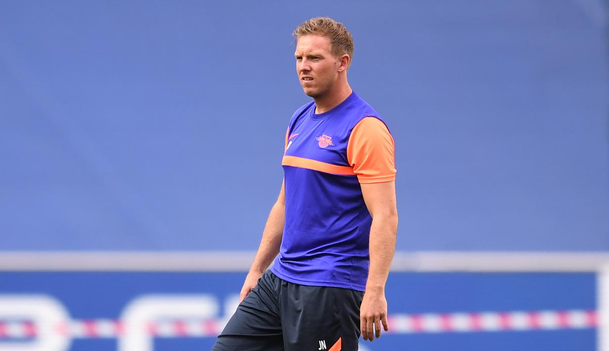 Pelatih RB Leipzig, Julian Nagelsmann, mengamati pemainnya saat latihan jelang laga semifinal Liga Champions 2019/2020 di Da Luz Stadium, Selasa (18/8/2020). RB Leipzig akan menghadapi PSG pada semifinal Liga Champions. (AFP/David Ramos/various sources)