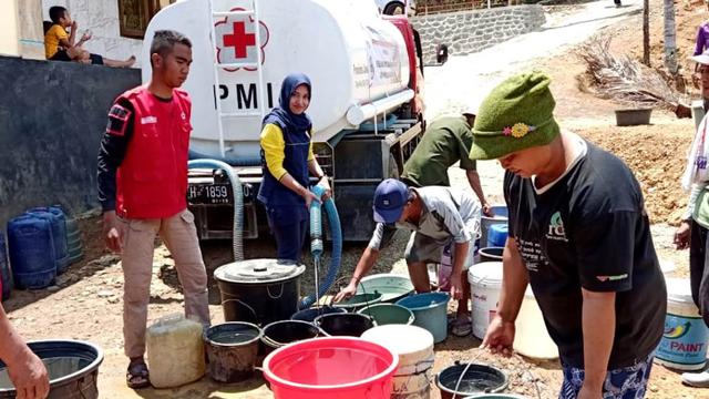 Pengiriman bantuan air bersih di Banjarnegara. (Foto: Liputan6.com/IDI BNA/Muhamad Ridlo)
