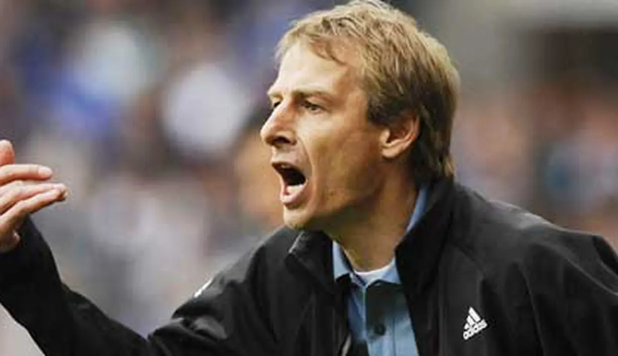 Gaya pelatih Bayern Muenchen Juergen Klinsmann di laga lanjutan Bundesliga melawan Arminia Bielefeld di Bielefeld, 18 April 2009. Muenchen unggul 1-0. AFP PHOTO DDP / PHILIPP GUELLAND 