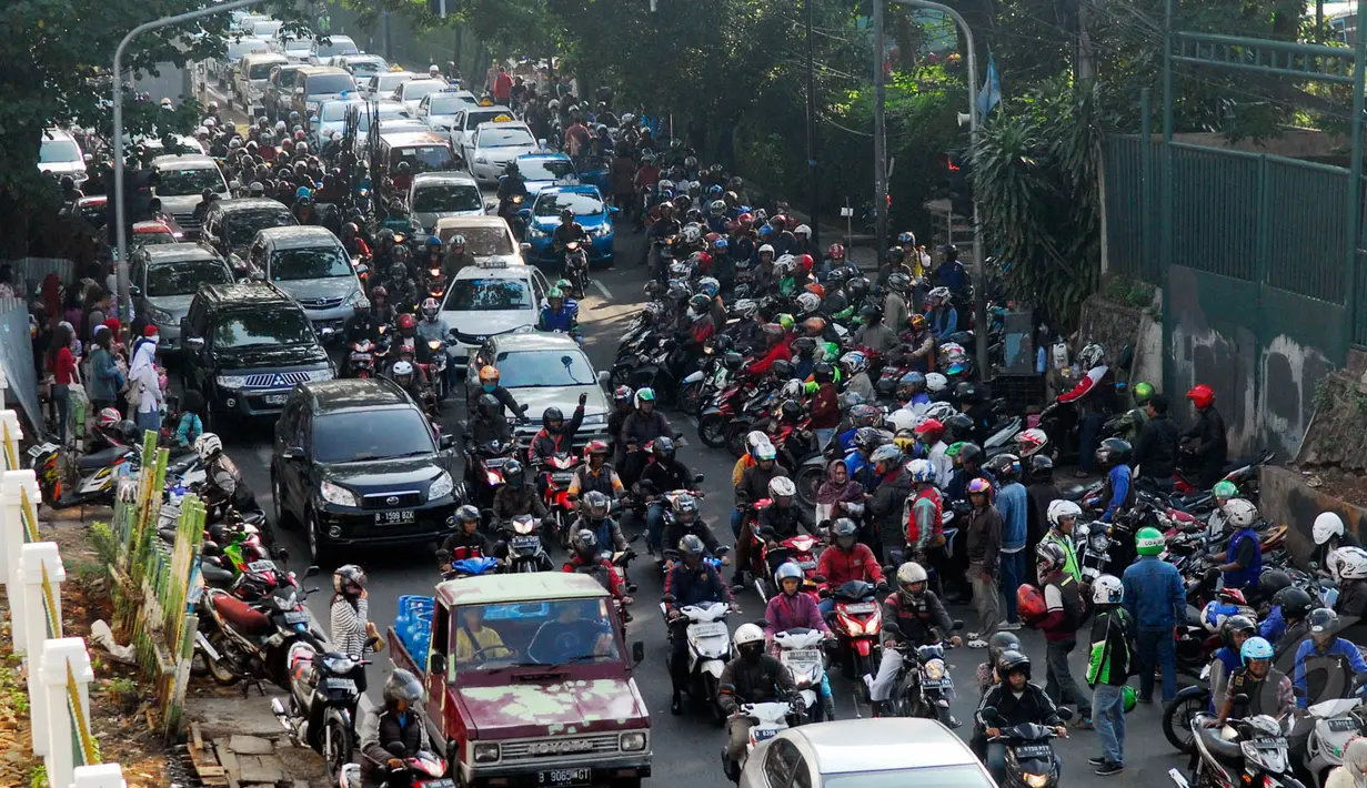 Puluhan tukang ojek berebut penumpang di depan stasiun Palmerah, Jakarta, Jumat (22/5/2015). Rebutan penumpang oleh para tukang ojek ini membuat kemacetan panjang setiap harinya. (Liputan6.com/Johan Tallo) 