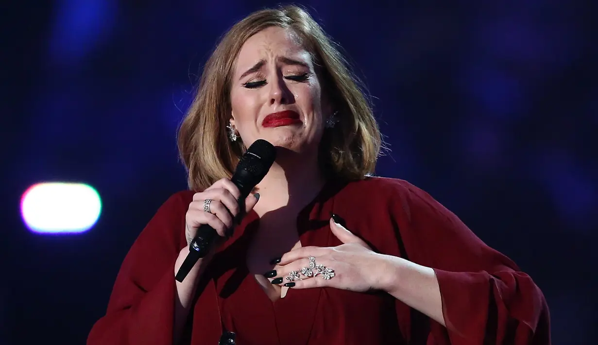 Tak hanya publik yang kaget dengan keputusan Angelina Jolie menggugat cerai Brad Pitt. Adele, pelantun lagu Someone Like itu juga tak menyangka dengar kabar perceraian itu saat dirinya bangun tidur di pagi hari. (AFP/Bintang.com)