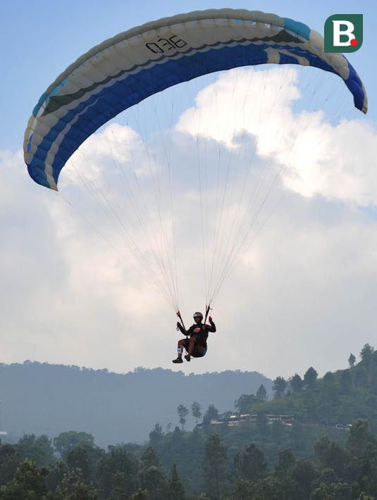 Atlet paralayang Indonesia, Jafro Megawanto, saat berlaga pada nomor ketepatan mendarat individual di Gunung Mas, Jawa Barat (21/08/2018). Tim paralayang Asian Games Indonesia sementara masih berada dalam tiga besar. (merdeka.com/arie basuki)