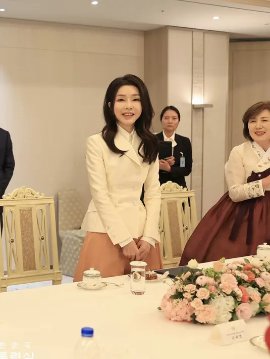 Kim Keon Hee selalu memadukan jas-nya dengan kemeja. Paduan kemeja putih hadirkan kesan profesional yang menjanjikan. [Foto: Instagram/ keonhee_stagram]