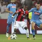 Jean Michael Seri (kiri) saat tampil melawan Napoli di playoff Liga Champions (VALERY HACHE / AFP)