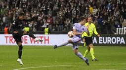 Baru dua menit usai kembali dari kamar ganti, Frankfurt sukses memecah kebuntuan lewat gol spektakuler Knauff. Mendapat bola rebound di luar kotak penalti, Knauff melepas tembakan voli ke pojok gawang dan tak mampu dijangkau Marc-Andre ter Stegen. (AP/Michael Probst)