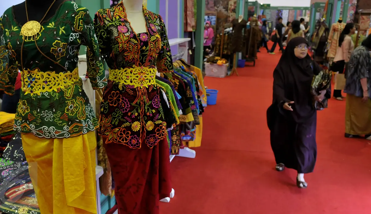 Pengunjung berjalan di depan salah satu stand pameran Produk Fashion dan Craft Indonesia, di JCC, Jakarta, Selasa (26/8/2015).  Pameran yang berlangsung hingga 30 Agustus 2015 itu diikuti 206 peserta dari berbagai kota. (Liutan6.com/Johan Tallo)