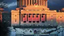 Gedung Capitol di Washington DC telah dihiasi dengan bendera Amerika Serikat, Kamis (19/1). Gedung Capitol terlihat sedang dipersiapkan sebagai tempat pelantikan presiden terpilih Donald Trump di Washington. (Mario Tama/Getty Images/AFP)