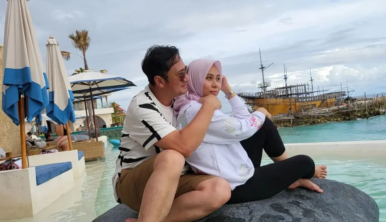 Menikah dengan perempuan yang bukan dari kalangan selebritis dan memiliki jarak usia 15 tahun membuat kehidupan pernikahan Ivan Fadilla relatif jarang tersorot. (FOTO: instagram.com/nyaisarni2/)
