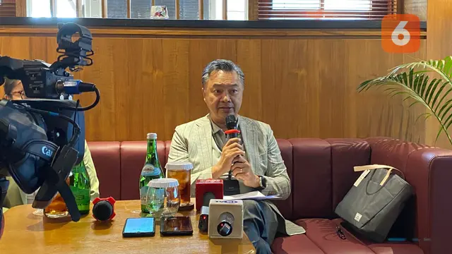 Pendiri Foreign Policy Community of Indonesia (FPCI) Dino Patti Djalal menyambut baik komitmen Presiden Prabowo yang menyebut bahwa Indonesia menargetkan transisi penuh ke energi terbarukan dalam waktu 10 tahun (Dok. Liputan6.com/Teddy Tri Setio Berty).