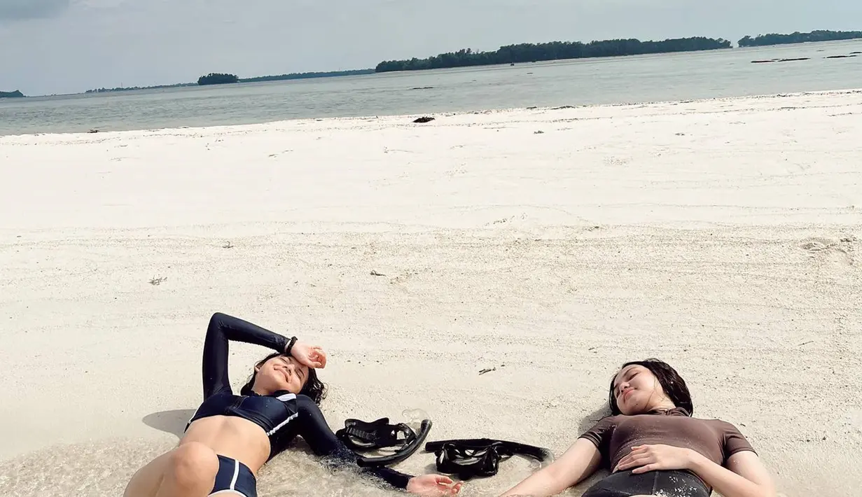 Dalam liburannya, kedua seleb yang populer di kalangan anak muda abadikan momen di tepi pantai. Berbaring sambil terkena terik matahari, pemandangan sepi di pantai ini sunggung menenangkan. Cukup banyak selebriti mengunjungi pulau seperti ini dalam momen liburannya. (Liputan6.com/IG/@aisyahaqilahh)