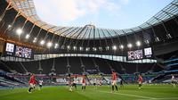 Suasana laga Liga Inggris antara Manchester United kontra Tottenham Hotspur di depan tribun penonton yang kosong di Stadion Tottenham, London, Jumat (19/6/2020). Manchester United (MU) berhasil mencuri poin di markas Tottenham Hotspur dengan skor imbang 1-1.  (AP/Shaun Botterill, Pool)