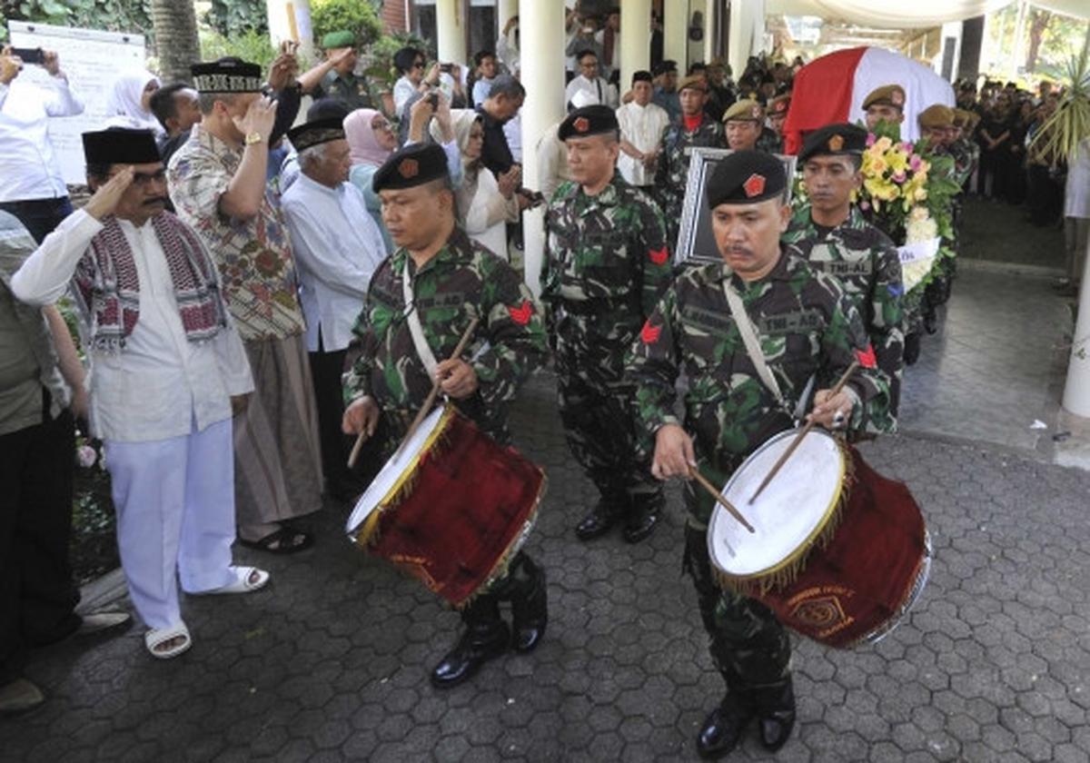 Prajurit TNI AD antar jenazah Adnan Buyung ke TPU Tanah Kusir