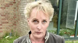 Marie Cau, transgender pertama yang terpilih sebagai wali kota di Prancis, berpose di Tilloy-lez-Marchiennes pada 24 Mei 2020. Pelantikan politisi 50 tahun itu dilaksanakan dua bulan setelah pemilu, normalnya adalah lima hari, dikarenakan wabah virus corona. (FRANCOIS LO PRESTI/AFP)