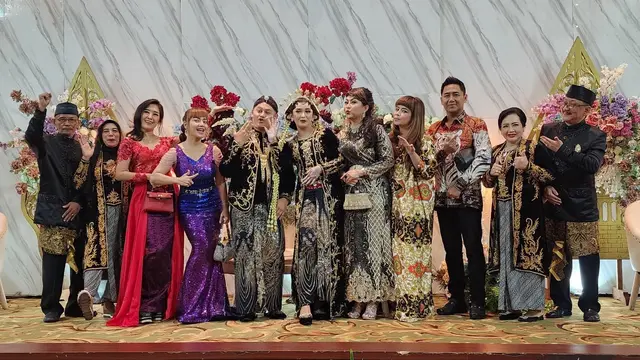Irma Darmawangsa menghadiri dan menghibur pernikahan Albert Rizal S.Kom, dengan Retno Wulandari.