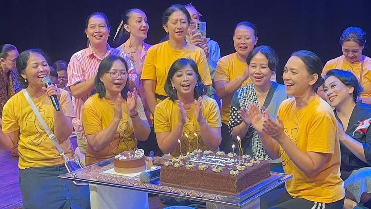 9  Potret Ulang Tahun Ira Wibowo Ke-57 yang Cantik Awet Muda, Dapat Surprise Saat Gladi Redik Menari di Panggung