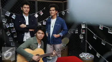 Pemain Band The Overtunes berpose seusai pembuatan video klip di Jakarta, Rabu (16/12). Album The Overtunes berjudul selamanya, dijadikan official soundtrack film Ngenest Movie dengan lagu Mungkin dan Ku Ingin Kau Tahu. (Liputan6.com/Herman Zakharia)