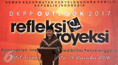 Ketua Dewan Kehormatan Penyelenggara Pemilu (DKPP) Jimly Asshiddiqie memberikan sambutan pada kegiatan Outlok 2017 atau Refleksi Akhir Tahun di Jakarta, Rabu (14/12). Refleksi Akhir Tahun ini bertajuk Evaluasi dan Proyeksi. (Liputan6.com/Faizal Fanani)