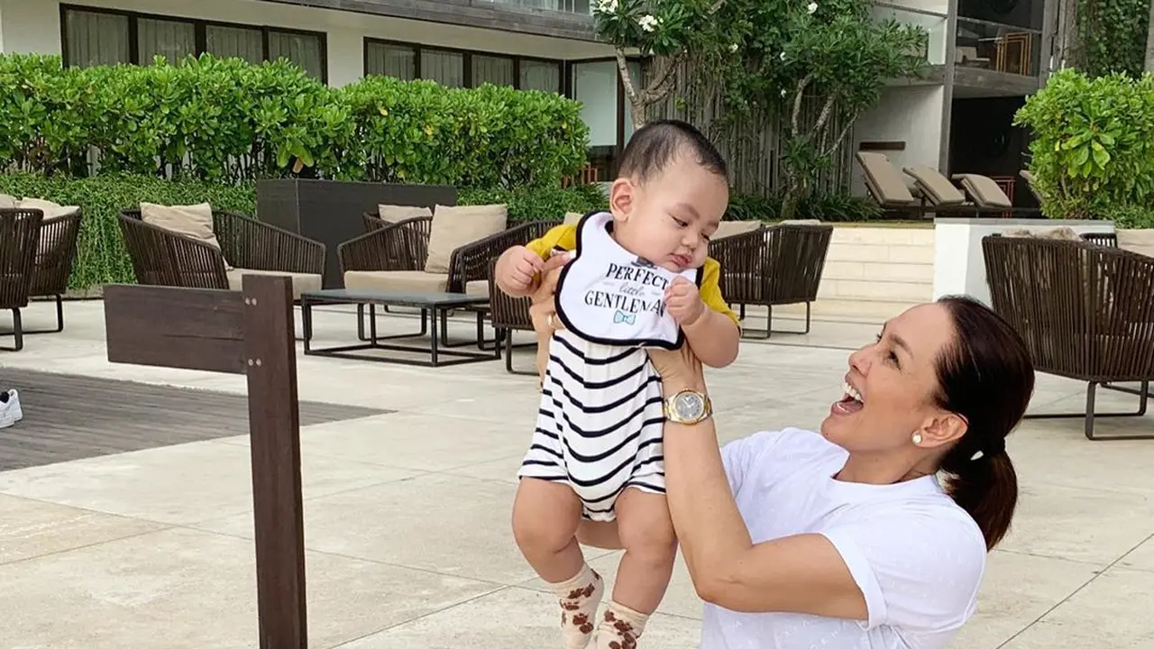 Potret Kebersamaan Fitri Salhuteru dan Anak Nikita Mirzani, Dekat Banget