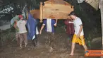 Citizen6, Jember: Warga Dusun Mandilis, Tempurejo terpaksa harus mengungsi untuk menghindari keganasan abrasi Sungai Mandilis yang semakin hari mendekat ke pemukiman penduduk, Rabu (13/4). (Pengirim: Sapto Raharjanto)