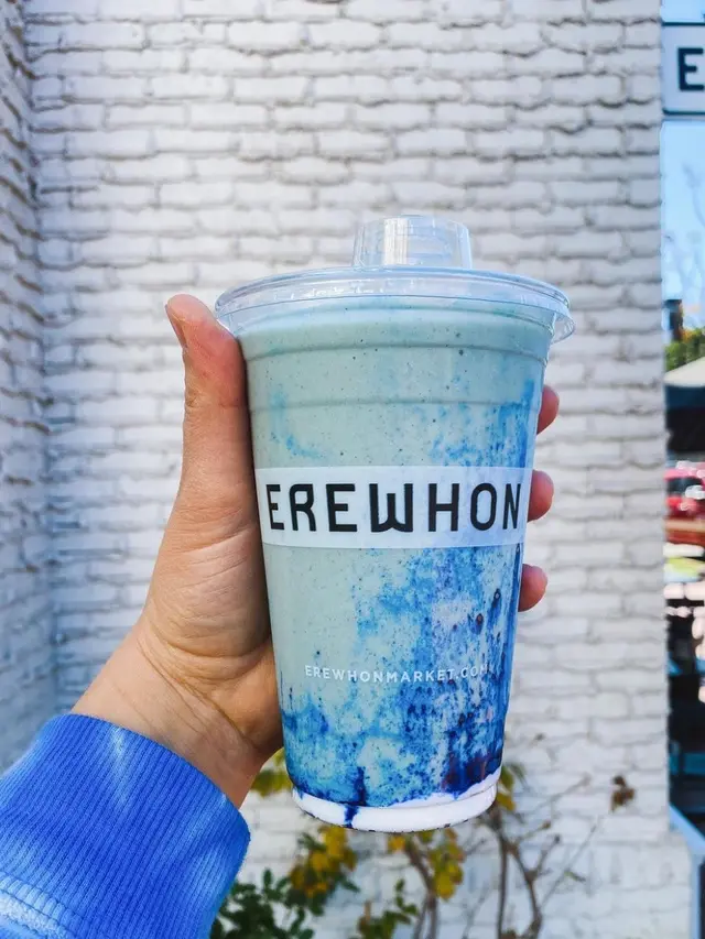 Coconut cloud smoothie yang viral di TikTok. (dok. Instagram @marinebuton/https://www.instagram.com/p/Cby2bger-n8/)