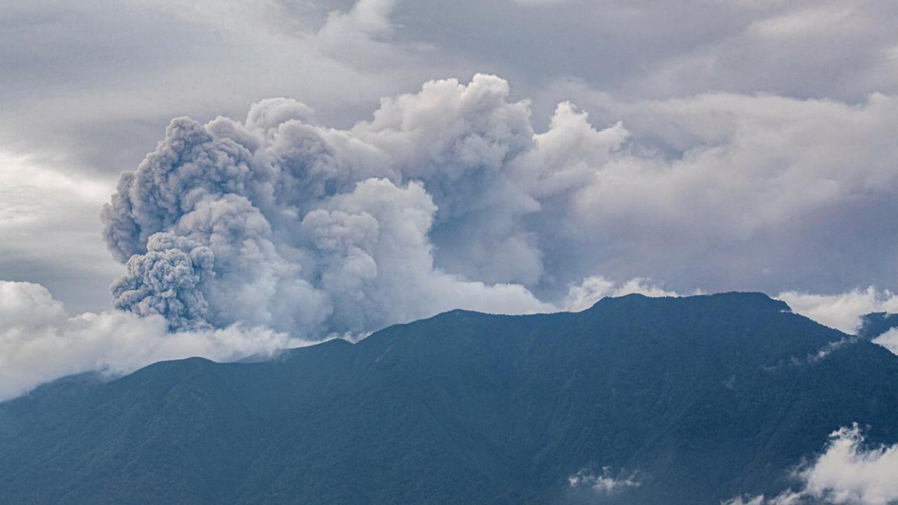 Petugas PGA juga mencatat terjadi 134 letusan dan 534 hembusan sejak Marapi erupsi pertama kali mengalami erupsi pada Minggu (3/12) lalu.<br>