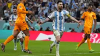 Pemain Argentina, Lionel Messi merayakan gol kedua timnya ke gawang Belanda yang dicetak melalui eksekusi tendangan penalti saat perempat final Piala Dunia 2022 yang berlangsung di Stadion Lusail, Jumat (09/12/2022) waktu setempat. Laga yang awalnya imbang 2-2 hingga extratime 2x15 menit, dimenangkan oleh Argentina pada babak adu penalti dengan skor 4-3. (AP/Natacha Pisarenko)