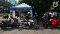 Sebelumnya, uji coba tilang kendaraan yang tak lolos uji emisi pada 25 Agustus 2023 ini telah disampaikan Pemprov DKI melalui Dinas Lingkungan Hidup (DLH) DKI Jakarta. (Liputan6.com/Johan Tallo)