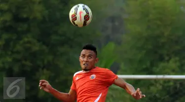 Maman Abdurrahman saat mengikuti latihan bersama Persija di National Youth Training Centre, Sawangan, Depok, Senin (2/11/2015). Maman pernah memperkuat barisan belakang timnas Indonesia pada 2006-2010 lalu. (Liputan6.com/Helmi Fithriansyah)