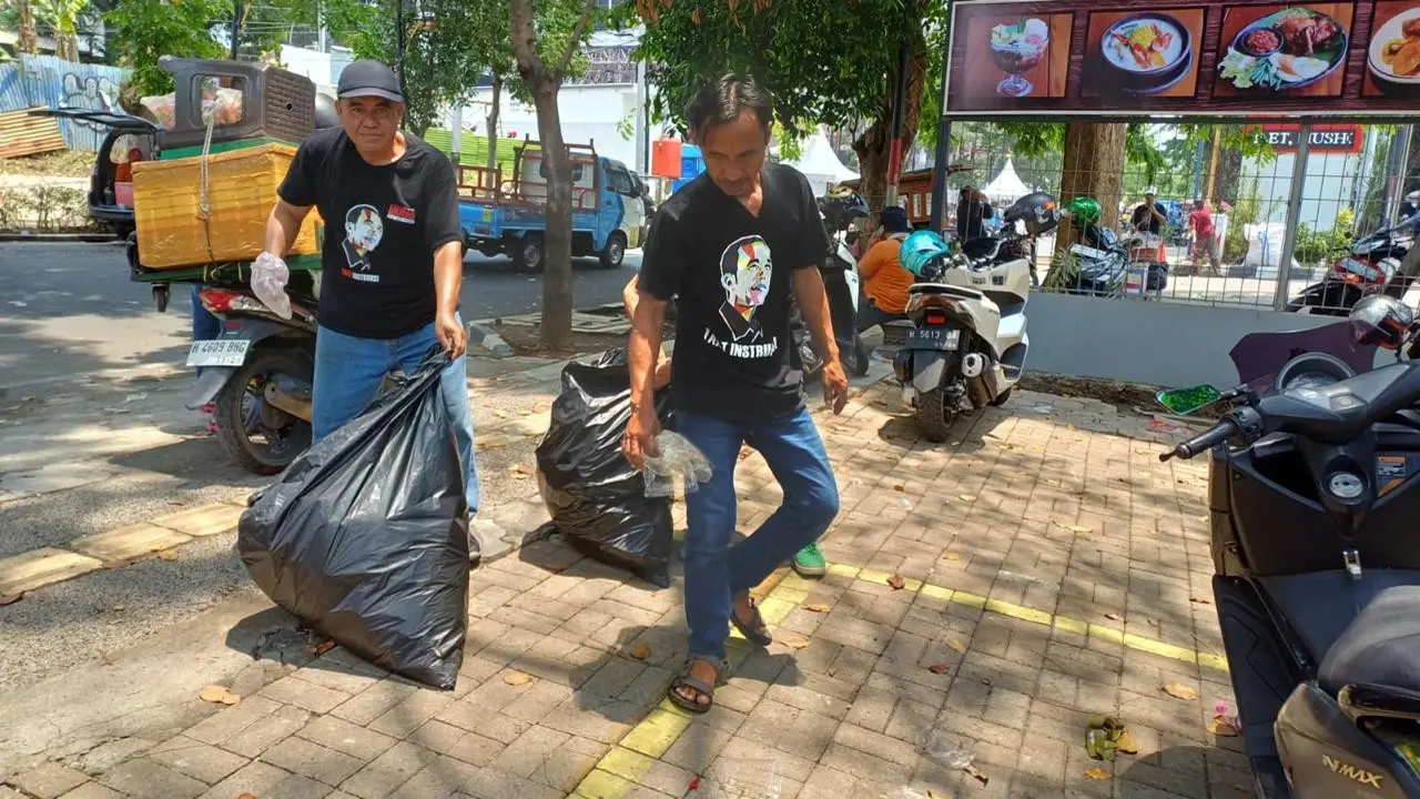 Aksi bersih-bersih sampah usai gelaran deklarasi kampanye damai di depan Kantor Komisi Pemilihan Umum (KPU) Jawa Tengah, yang dilakukan Relawan Alap-Alap Jokowi.
