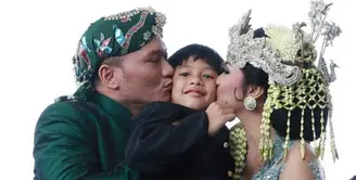 Untuk kedua kalinya, Iwa K jatuh dalam pelukan wanita bergigi gingsul. Ada apa antara Iwa K dengan wanita bergigi gingsul?