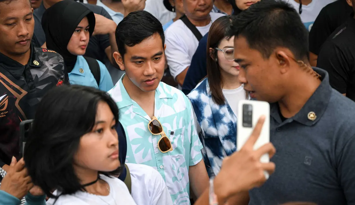 Ini merupakan rangkaian kegiatan setelah pada Jumat malam (26/1/2024) Gibran menyempatkan berdialog dengan anak muda setempat. (SONNY TUMBELAKA/AFP)