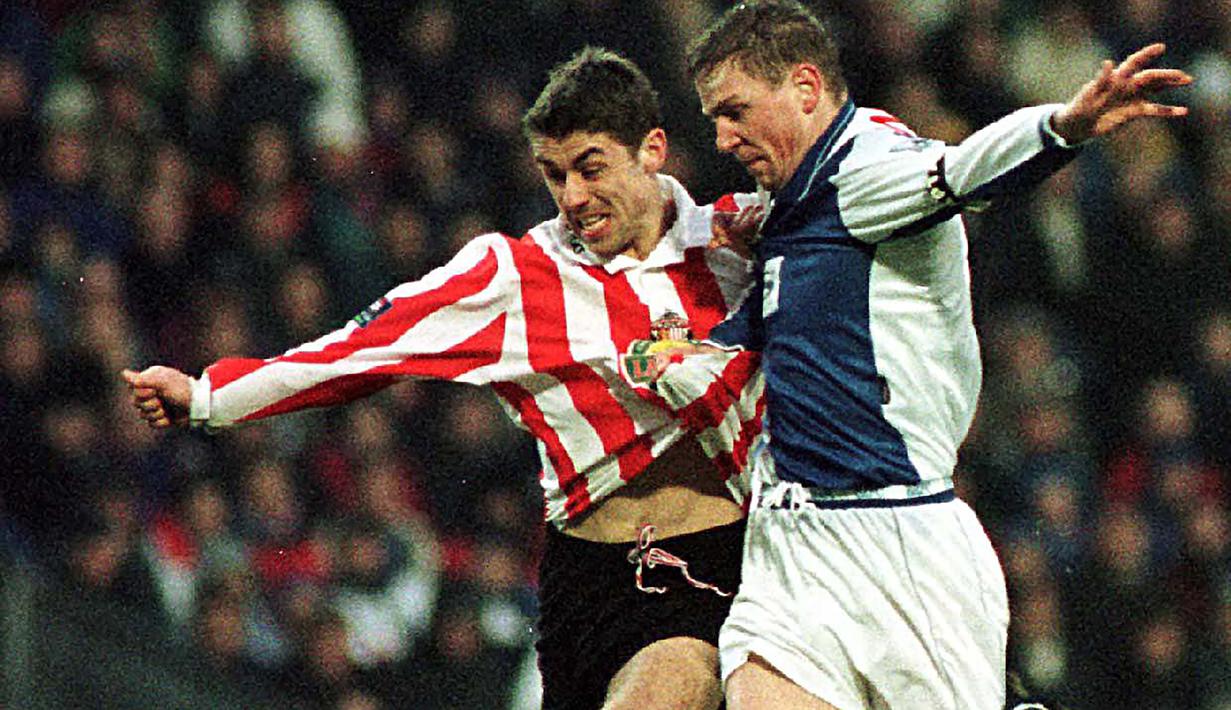 Kevin Phillips. Eks striker Inggris berusia 49 tahun yang telah pensiun pada Mei 2014 bersama Leicester City ini menjadi pemain tercepat kedua yang mampu mencetak 20 gol pada musim pertamanya di Liga Inggris. Ia mampu melakukannya dalam 21 laga bersama Sunderland yang baru saja promosi ke Premier League pada musim 1999/2000. Gol ke-20 dicetak saat Sunderland kalah 1-2 dari Leeds United di pekan ke-23 Liga Inggris 1999/2000 (23/1/2000). (AFP/PA/Peter Wilcock)