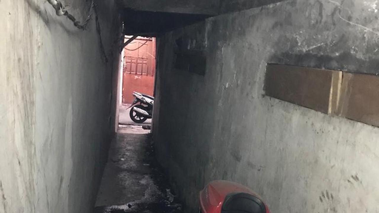 Lorong untuk akses keluar masuk rumah Abun sebelum ditutup