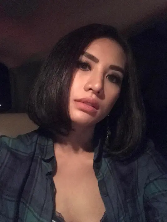 Setelah beberapa bulan kemudian, pemeran yang mengawali kariernya dalam film Suster Keramas itu membuat heboh netizen. Ia mengunggah foto mengenakan bikini di pinggir kolam renang bersama dengan temannya. (Instagram/shintabachir86_real)