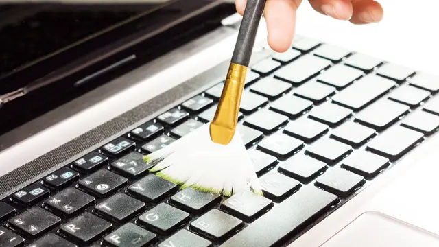Ilustrasi bersihkan laptop