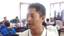 Media Officer Akademi Persib, Pandu Persada, menceritakan kronologis kejadian penganiayaan yang dilakukan oknum suporter di Rest Area Batang KM 360, Jawa Tengah, Minggu (11/10/2026) malam. (Bola.com/Muhammad Faqih)