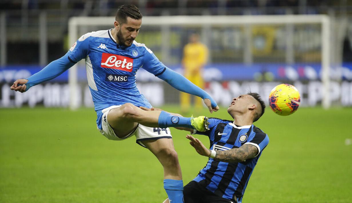Striker Inter Milan, Lautaro Martinez, terjatuh saat berebut bola dengan bek Napoli, Kostas Manolas, pada laga semifinal Coppa Italia di Stadion Giuseppe Meazza, Rabu (12/2/2020). Inter Milan takluk 0-1 dari Napoli. (AP/Luca Bruno)