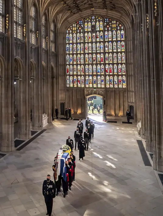 Pall Bearers membawa peti mati  Pangeran Philip  ke Kapel St George untuk pemakamannya, diikuti oleh anggota keluarga Kerajaan, di Kastil Windsor, di Windsor, Inggris, Sabtu (17/4/2021). (Danny Lawson/Pool via AP)