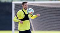 Pemain Barcelona, Clement Lenglet, saat mengikuti latihan di Ciutat Esportiva Joan Gamper, Sant Joan Despi, Jumat (8/5/2020) waktu setempat. Barcelona kembali menjalani latihan usai seluruh pemain tim utama dinyatakan negatif COVID-19. (AFP/Miguel Ruiz)