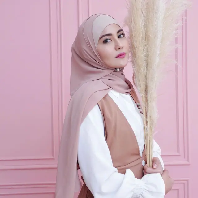 7 Gaya Juliana Moechtar Istri Mendiang Herman Seventeen Saat Tampil Berhijab