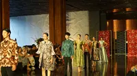 InJourney Hospitality bekerja sama dengan Iwan Tirta Private Collection, ikon batik terkenal di Indonesia, menggelar Fashion Show Batik di The Meru Sanur, Bali