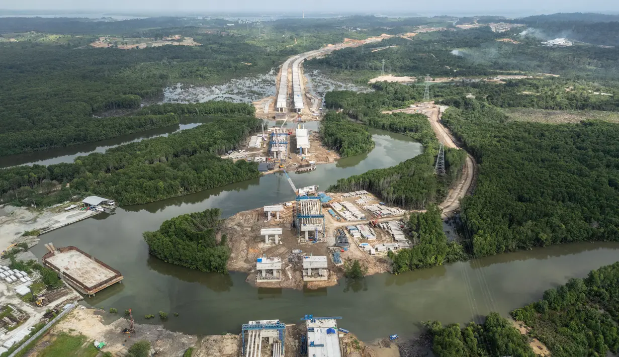 Foto yang diambil pada tanggal 12 Juli 2024 ini menunjukkan pemandangan dari udara dari jalan tol baru yang menghubungkan Ibu Kota Nusantara dengan kota Balikpapan, Kalimantan Timur yang masih dalam tahap penyelesaian pembangunan. (Foto: AFP)