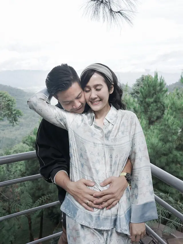 ilustrasi potret romantis ardina rasti dengan suami/instagram: ardinarasti6
