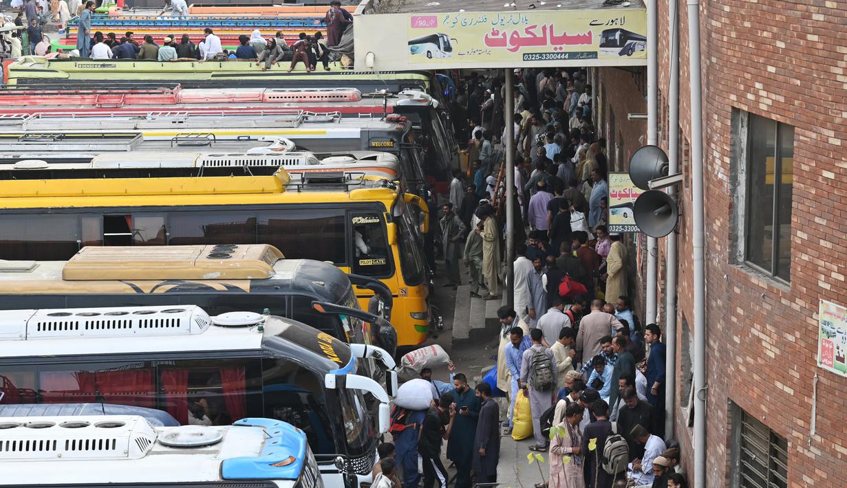 Sama halnya di Indonesia, mudik atau pulang kampung sudah menjadi tradisi bagi masyarakat Pakistan ketika perayaan Idul Fitri. (Photo by Arif Ali / AFP)