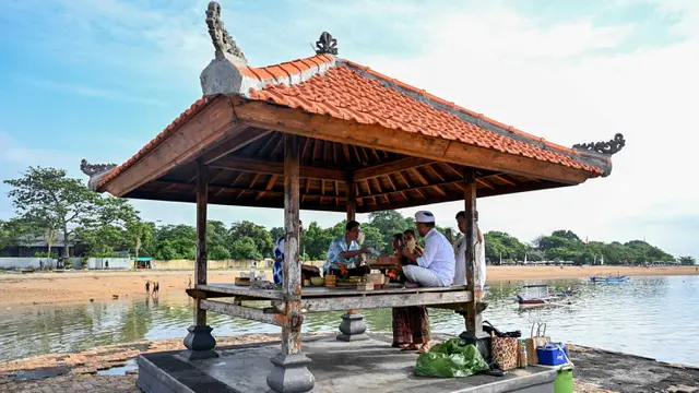 Cawapres Gibran Rakabuming Raka Sambangi Pantai Sanur