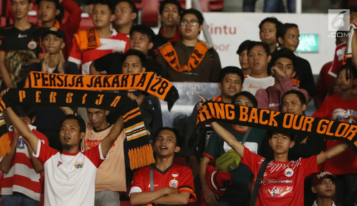 Suporter tim Macan Kemayoran memberi dukungan buat pemain Persija usai dikalahkan Home United pada laga kedua Semifinal Zona Asia Tenggara Piala AFC 2018 di Stadion GBK, Jakarta, Selasa (15/5). Persija kalah 1-3. (Liputan6.com/Helmi Fithriansyah)